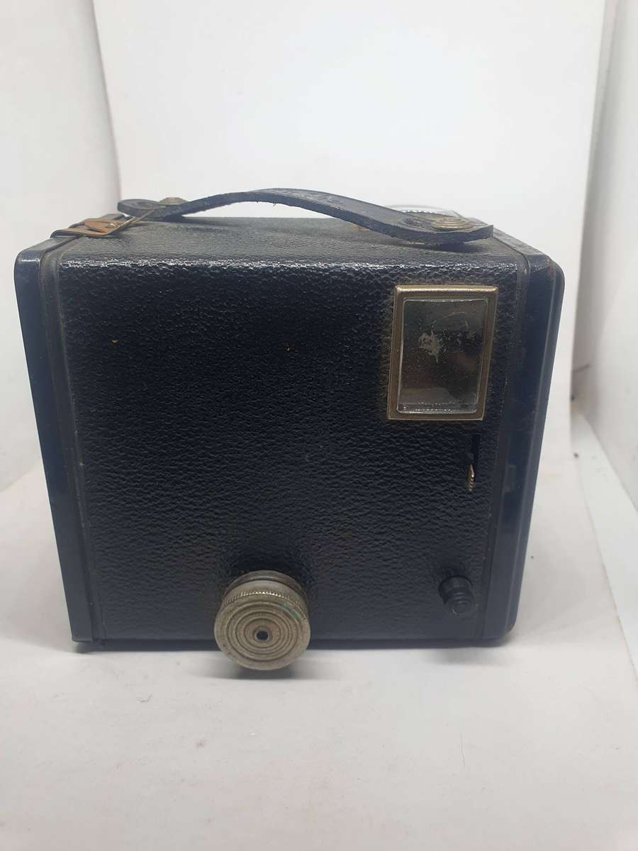 Six Twenty Kodak Brownie Box camera. Looks like it will work