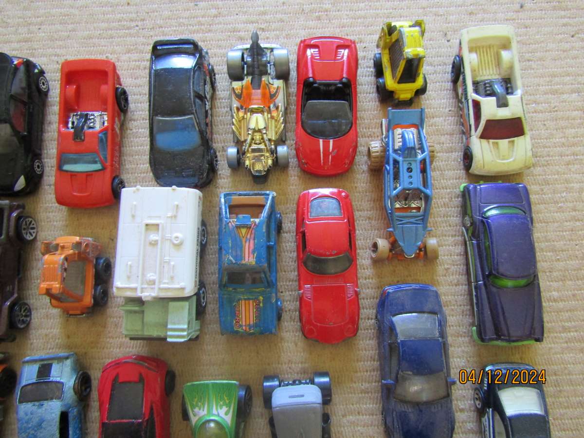 35 Hotwheels and other Metal Die Cast Cars