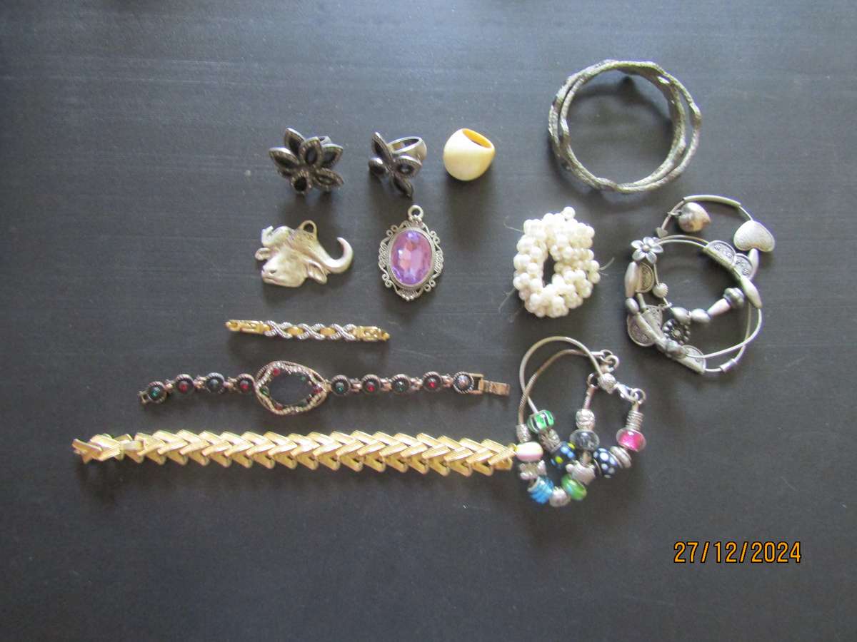 A Job Lot of Jewelery