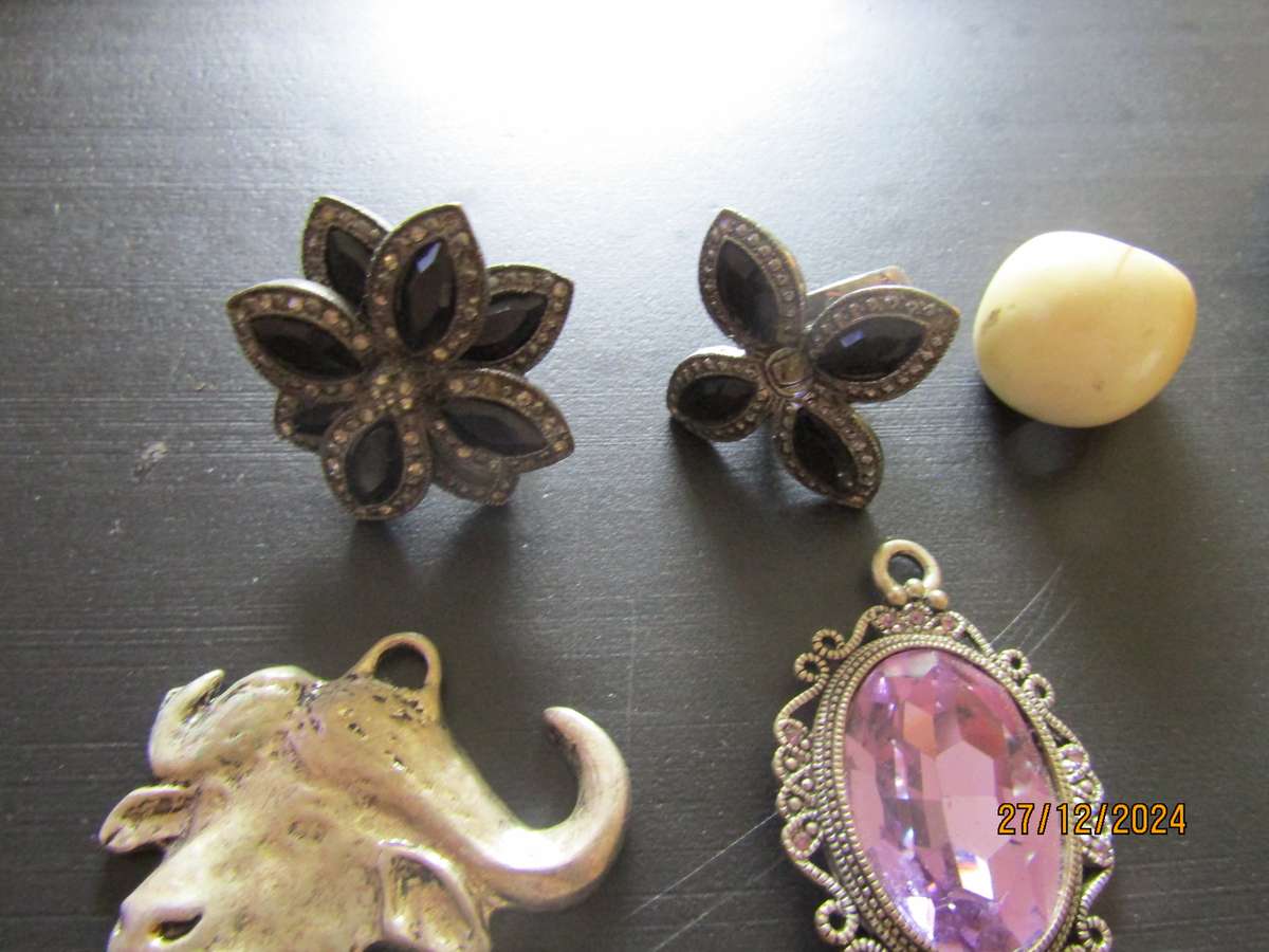 A Job Lot of Jewelery