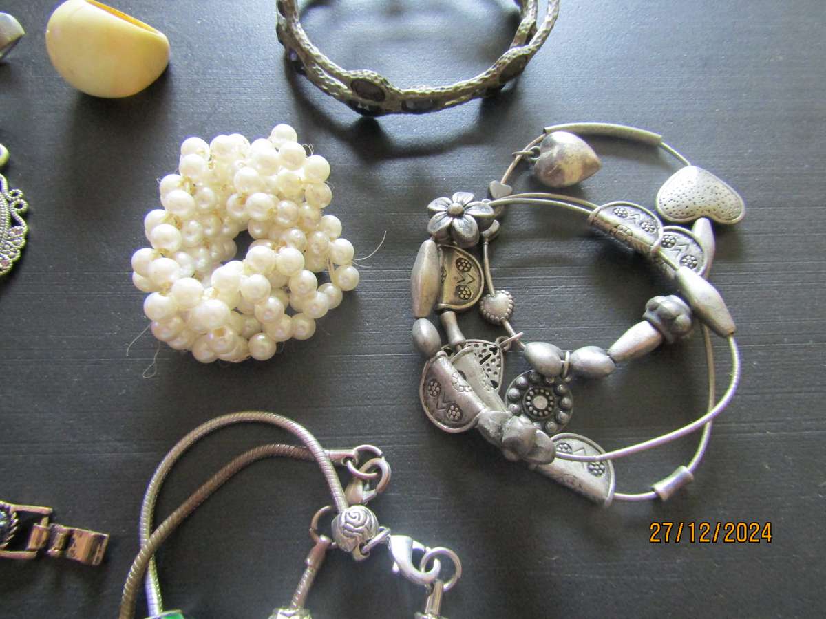 A Job Lot of Jewelery