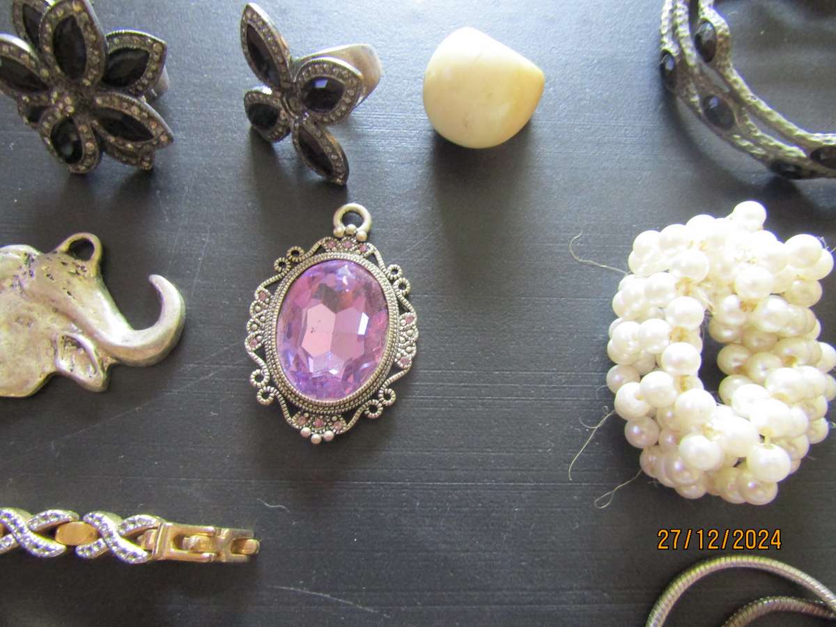 A Job Lot of Jewelery