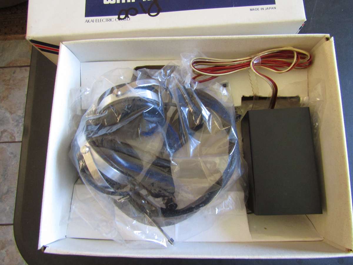 Superb Retro Akai ASE - 80C Electret Headphone Plus AD 80 Adaptor. NEW IN BOX