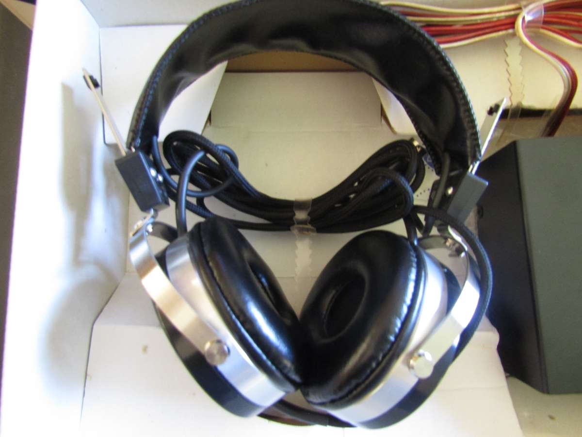 Superb Retro Akai ASE - 80C Electret Headphone Plus AD 80 Adaptor. NEW IN BOX