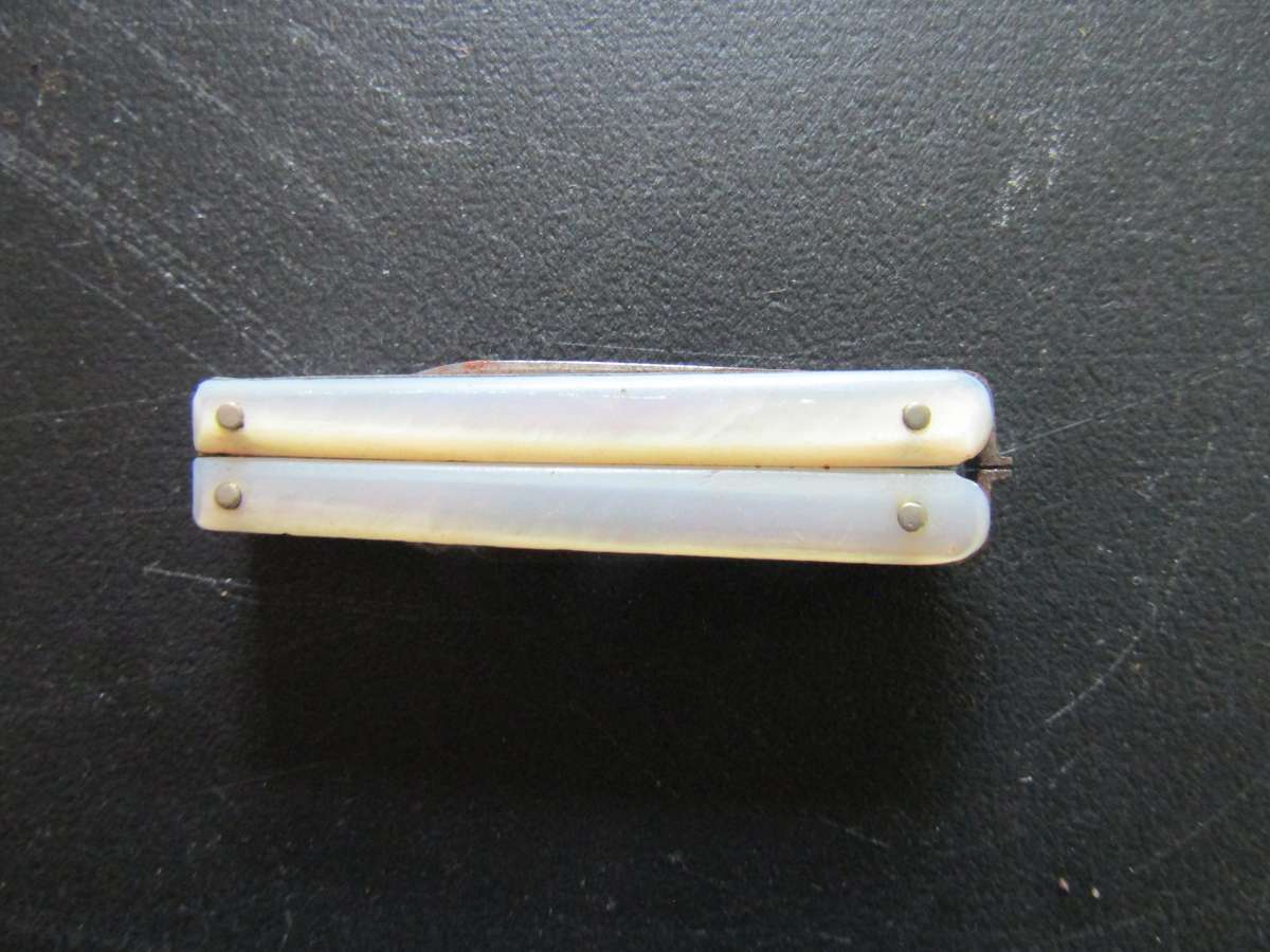 10 Cm Unknown scissor Knife with mother of pearl handles.