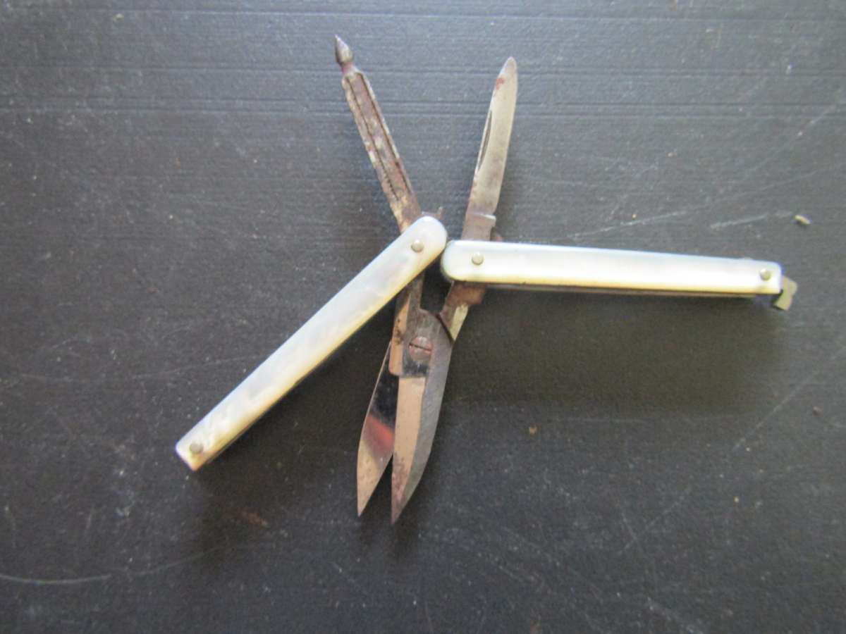 10 Cm Unknown scissor Knife with mother of pearl handles.