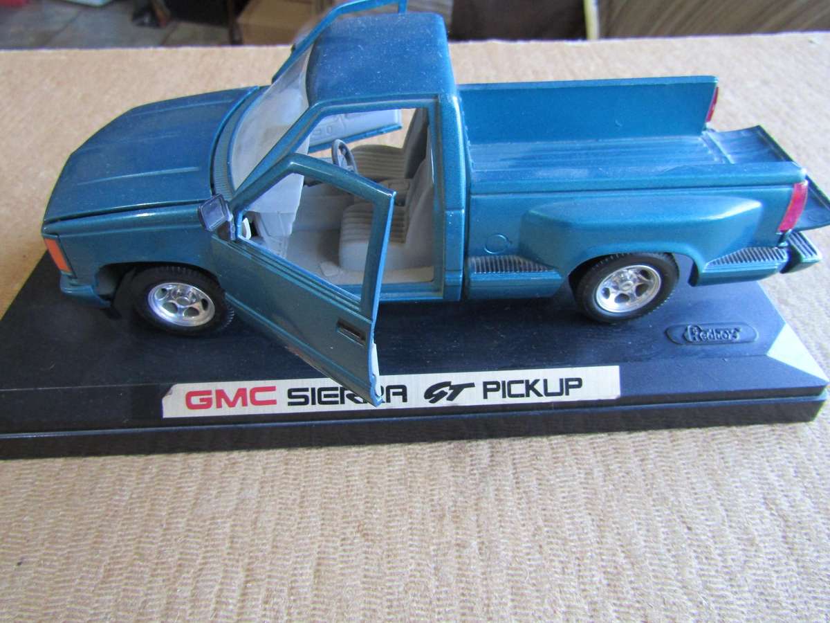 Redbox GMC Sierra GT Pickup Scale 1:24