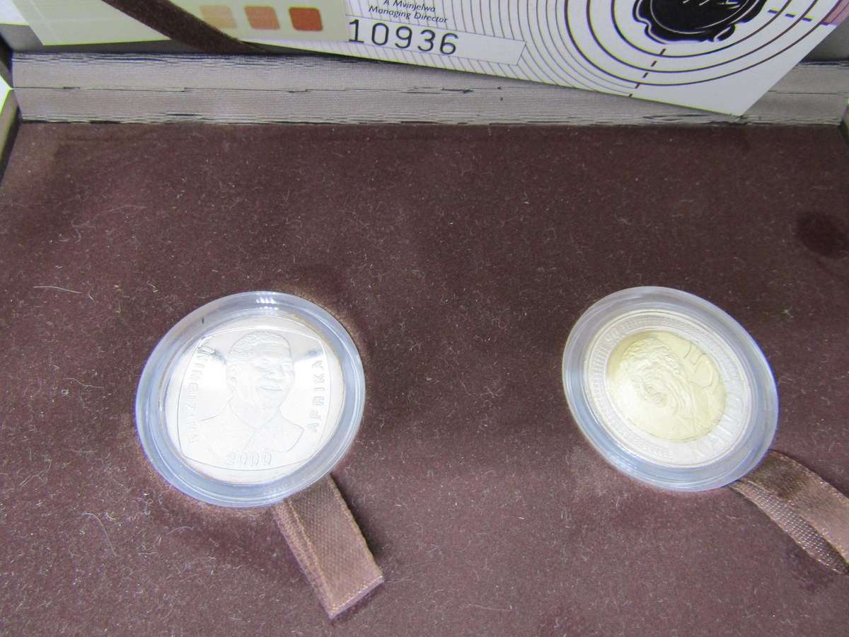 The Nelson Mandela Commemorative R5 coin set. Both Proof. Bid per Set
