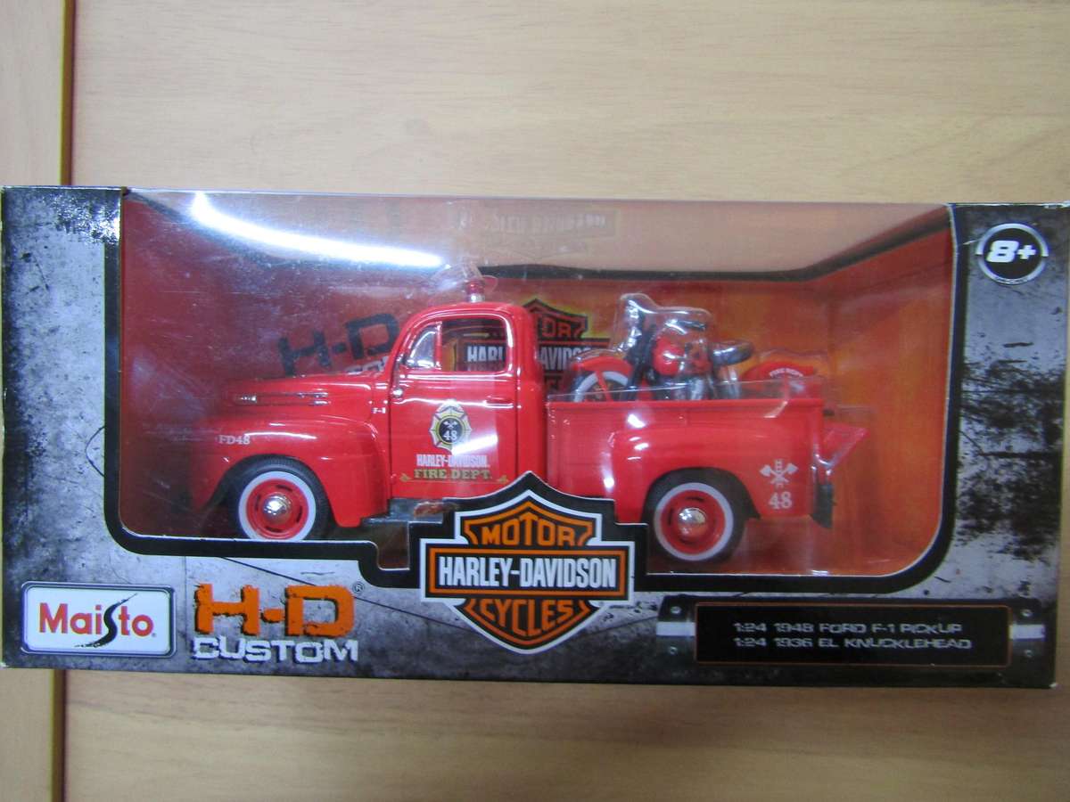 Maisto Harley Davidson  - 1948 - Ford F1 Pick up  - Scale 1:24 with 1936 El Knuckle Head