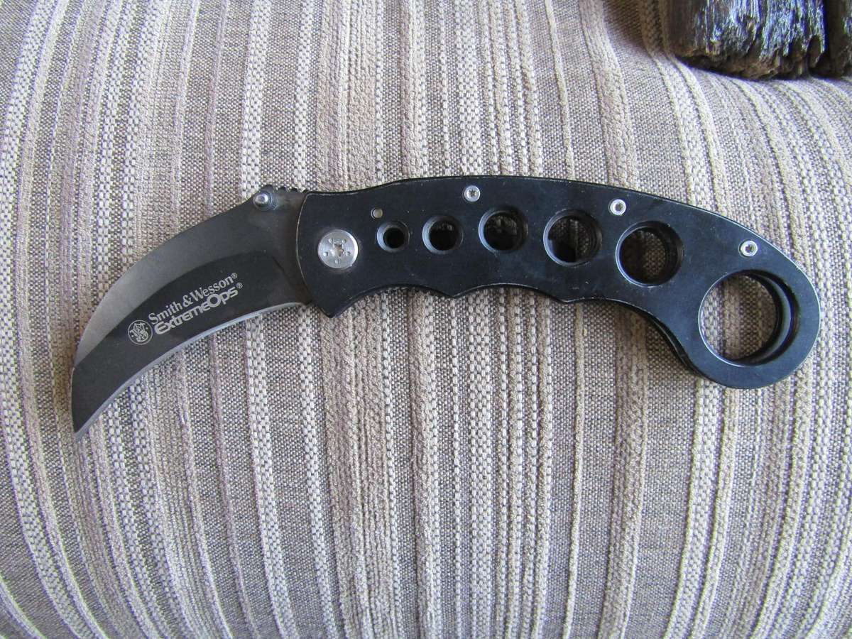 Smith & Wesson Extreme Ops Knive.  Blade 9cm