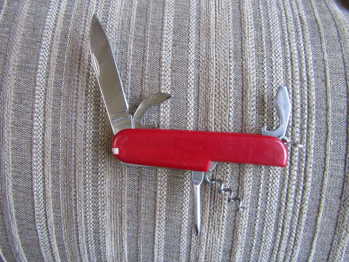6 Piece Victorinox Knockoff Knive.  Blade 6cm