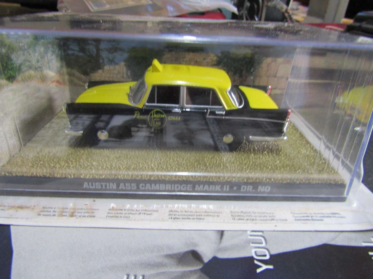 007 Austin A55Cambridge Mark 11 - Dr No - scale 1/43. Sealed. With Book Nr 92