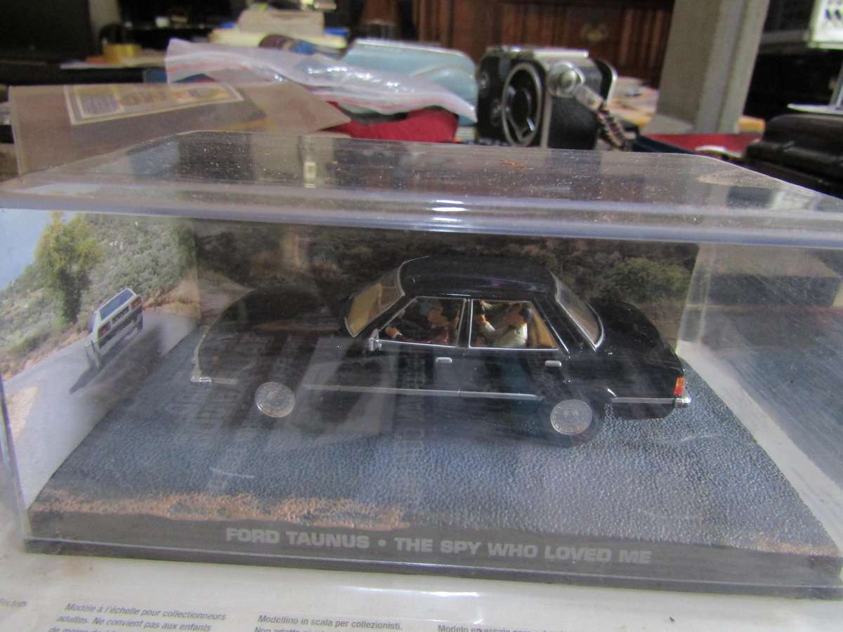 007 Ford Taunus - The Spy who Loved Me - scale 1/43. Sealed. With Book Nr 75