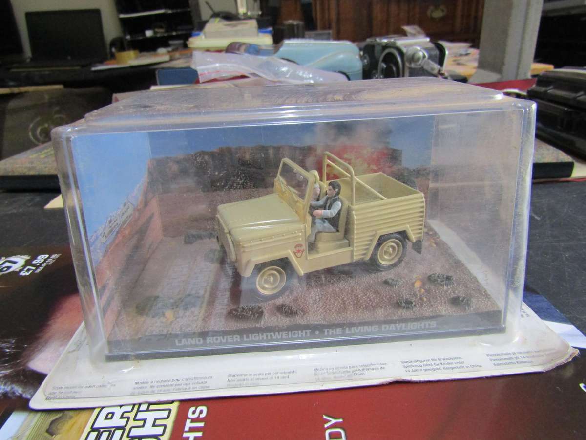 007 Land Rover Lightweight - Living daylights - scale 1/43. Sealed. With Book Nr 67