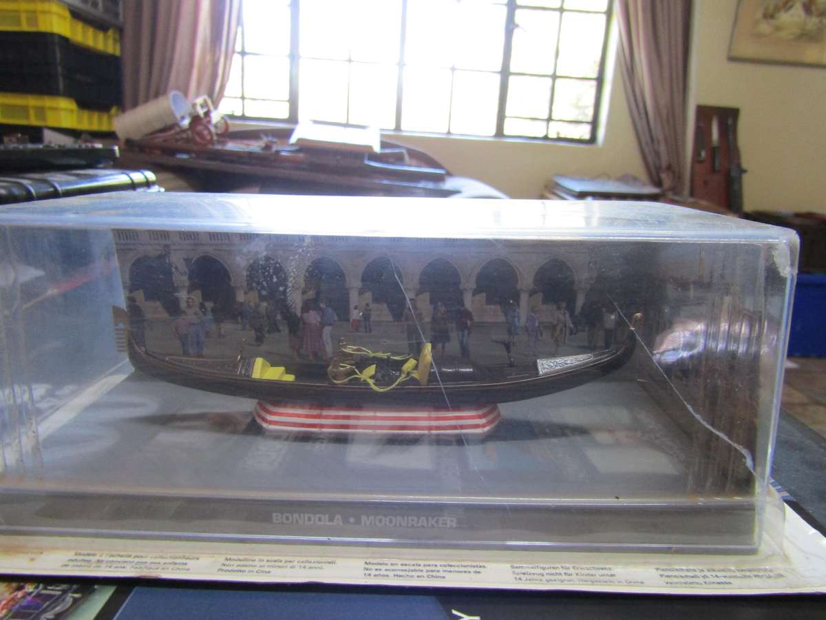 007 Bondola  - Moonraker - scale 1/43. Sealed. with Book Nr 102