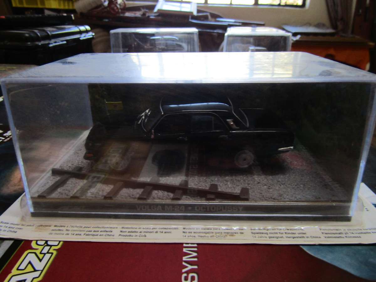 007 Volga Gaz-24 - Octopussy - scale 1/43. Sealed. with Book Nr 121