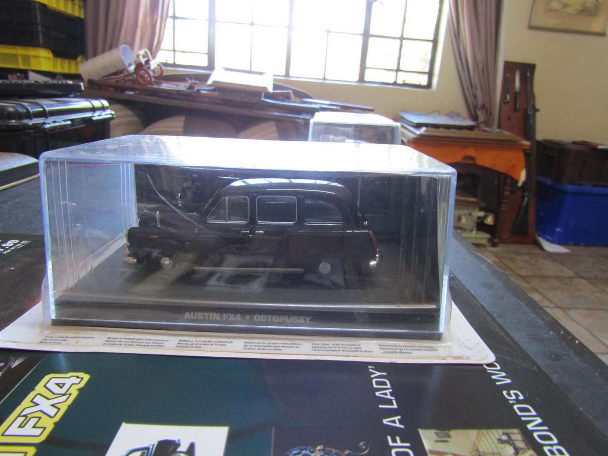 007 Austin FX4 - Octopussy - scale 1/43. Sealed. with Book Nr 114