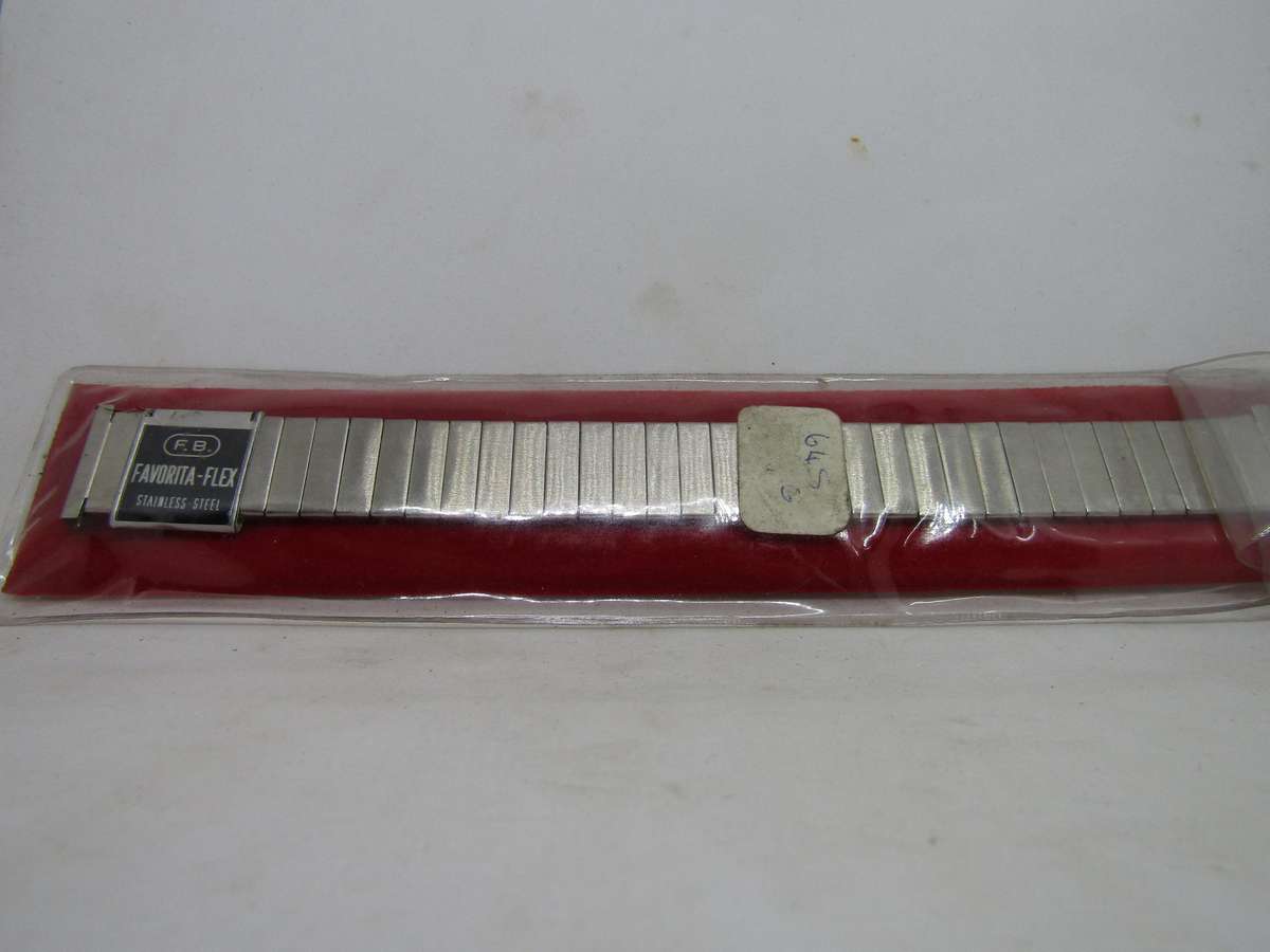 New Old Stock Favorita Flex Men's watch Bracelet 1.5cm across. 2cm at pin