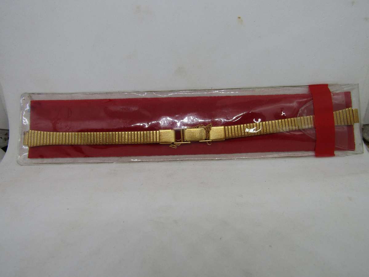 New Old Stock Women's watch Bracelet .7cm across. 1cm at pin