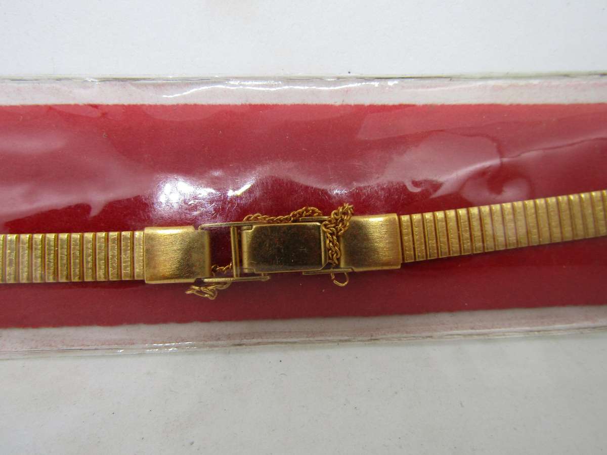 New Old Stock Women's watch Bracelet .7cm across. 1cm at pin