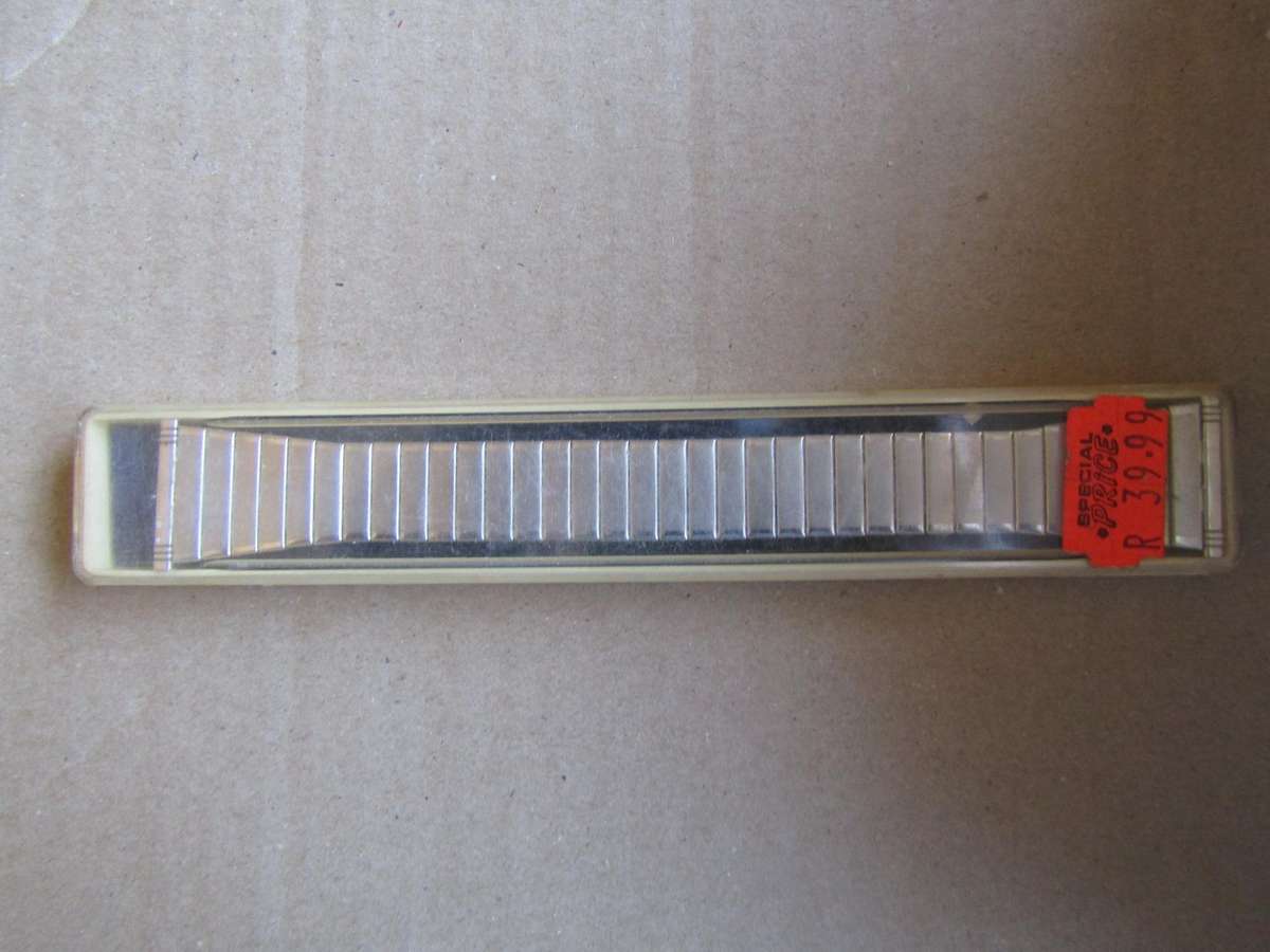 ZRC  New Old Stock Men's watch Bracelet 1.5cm across. 2.5 cm at pin (BAG B)