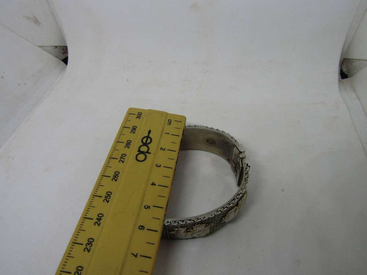 Elegant Elephant Magnetic clasp Bangle