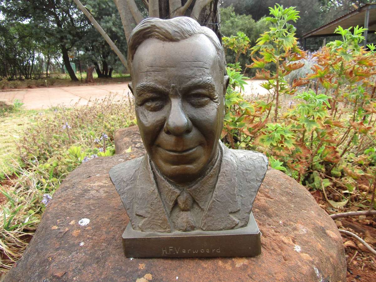 1967Johan Steynberg Bust of HF Verwoerd as seen in front of Centurion Municipality 23cm high 1.526kg