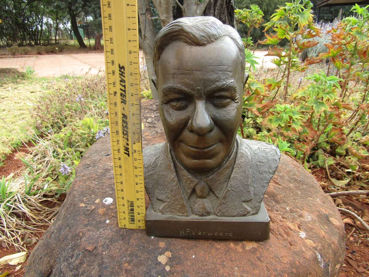 1967Johan Steynberg Bust of HF Verwoerd as seen in front of Centurion Municipality 23cm high 1.526kg