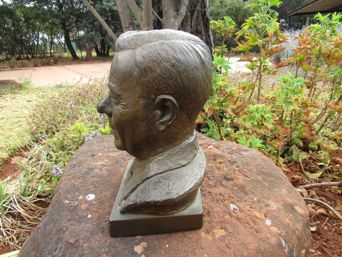 1967Johan Steynberg Bust of HF Verwoerd as seen in front of Centurion Municipality 23cm high 1.526kg