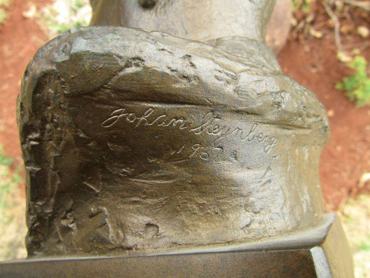 1967Johan Steynberg Bust of HF Verwoerd as seen in front of Centurion Municipality 23cm high 1.526kg