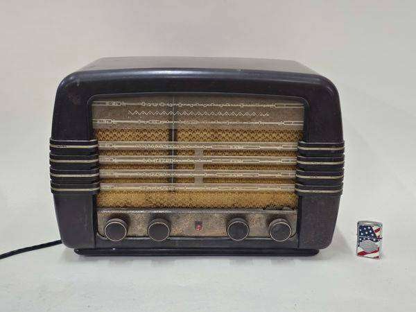 Vintage 1940's Radio. Not Tested. Dimensions  44wx30hx22d