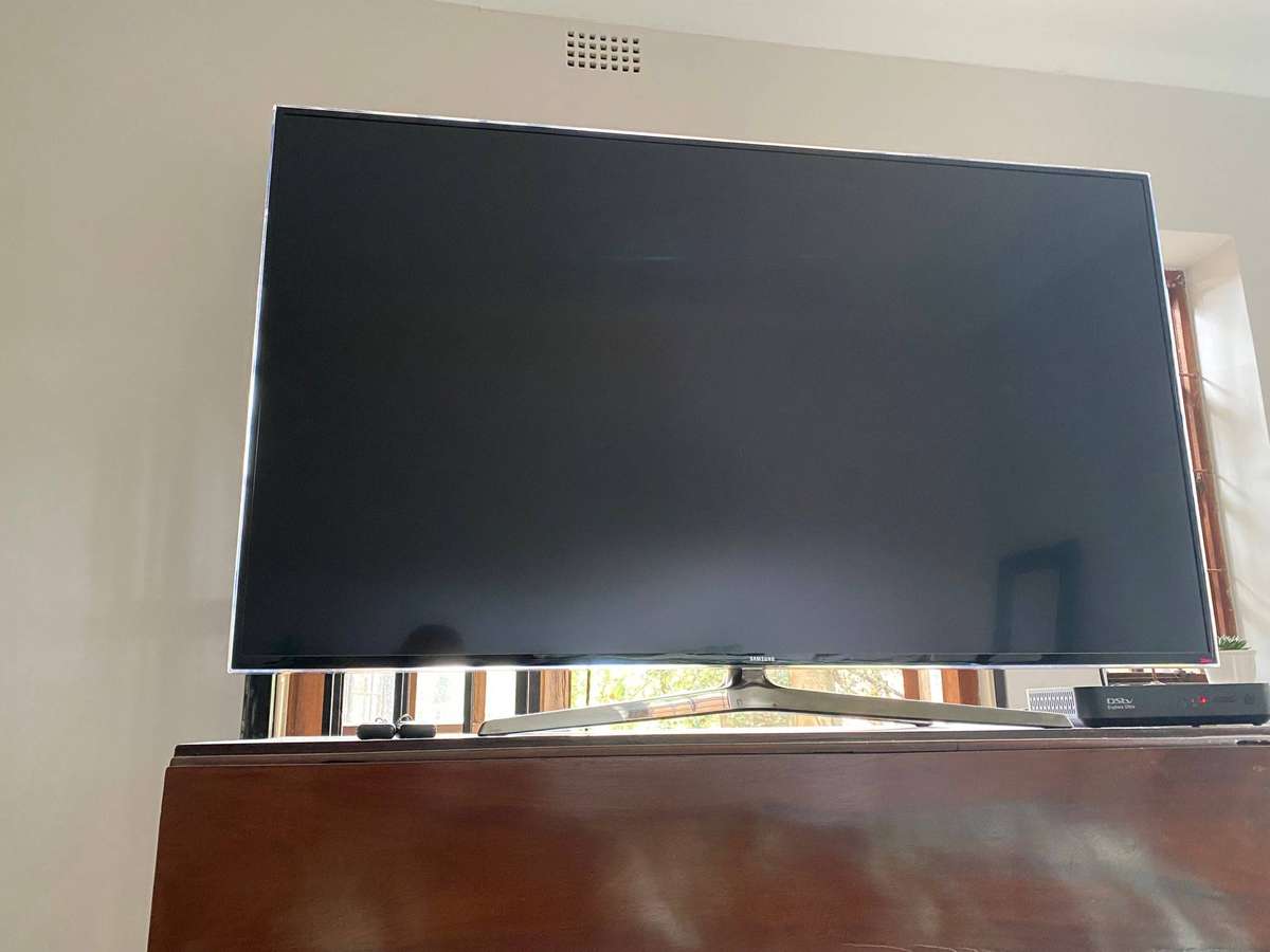 Samsung UA55H6400AK 55-inch Full HD 3D Smart LED TV PLUS ACCESSORIES