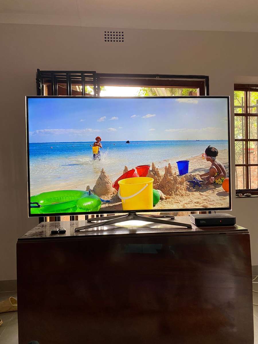 Samsung UA55H6400AK 55-inch Full HD 3D Smart LED TV PLUS ACCESSORIES