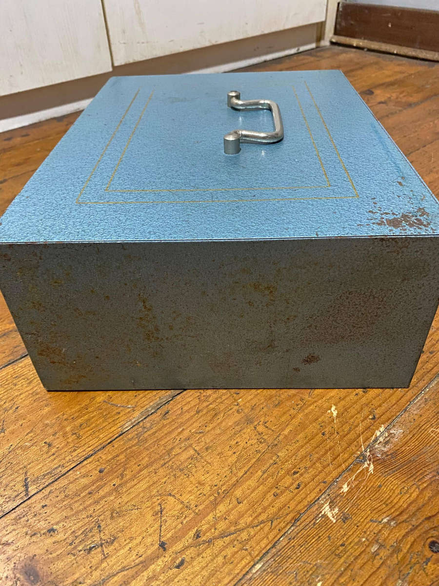Vintage Metal Cash Box/Safe