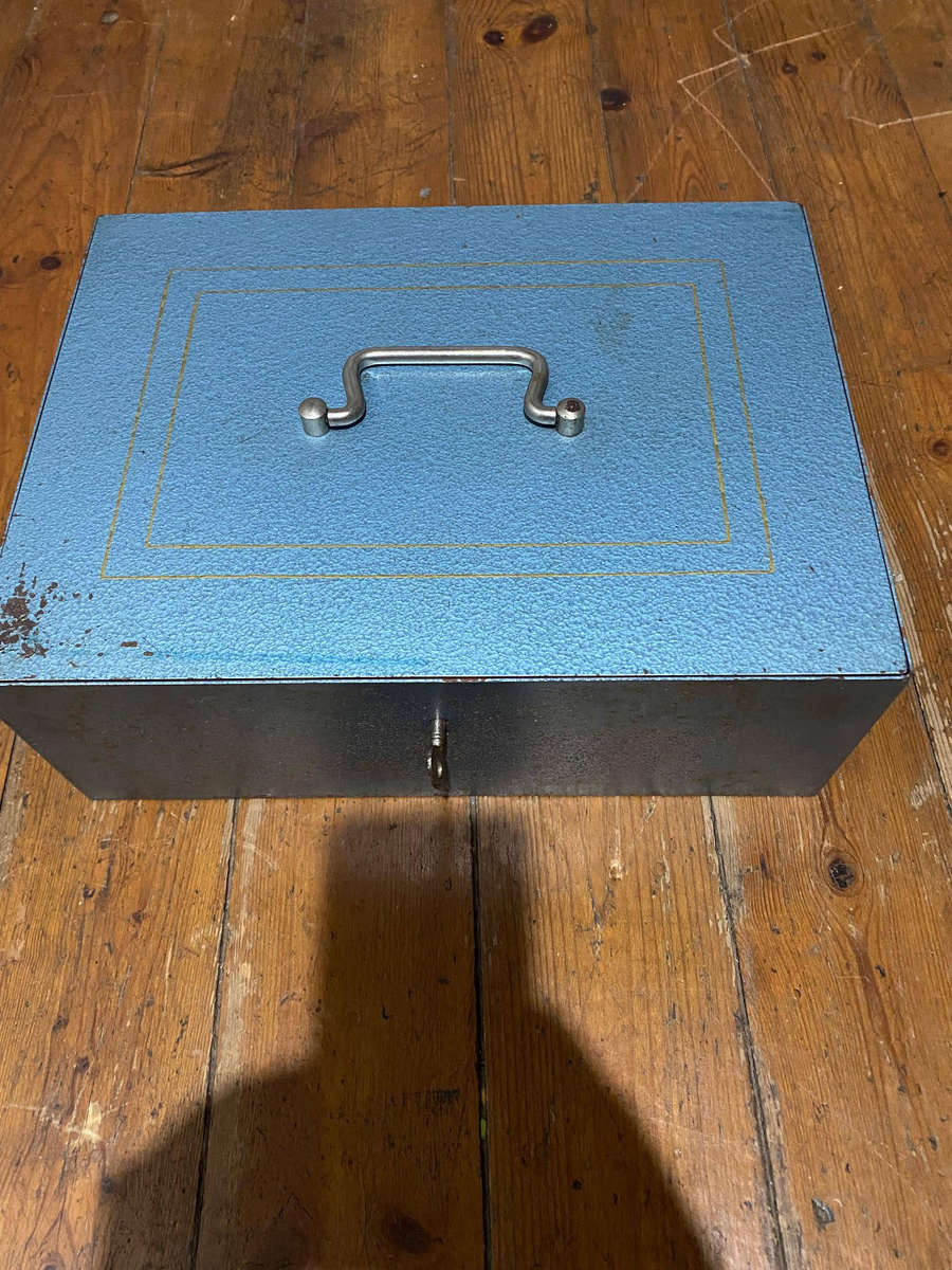 Vintage Metal Cash Box/Safe