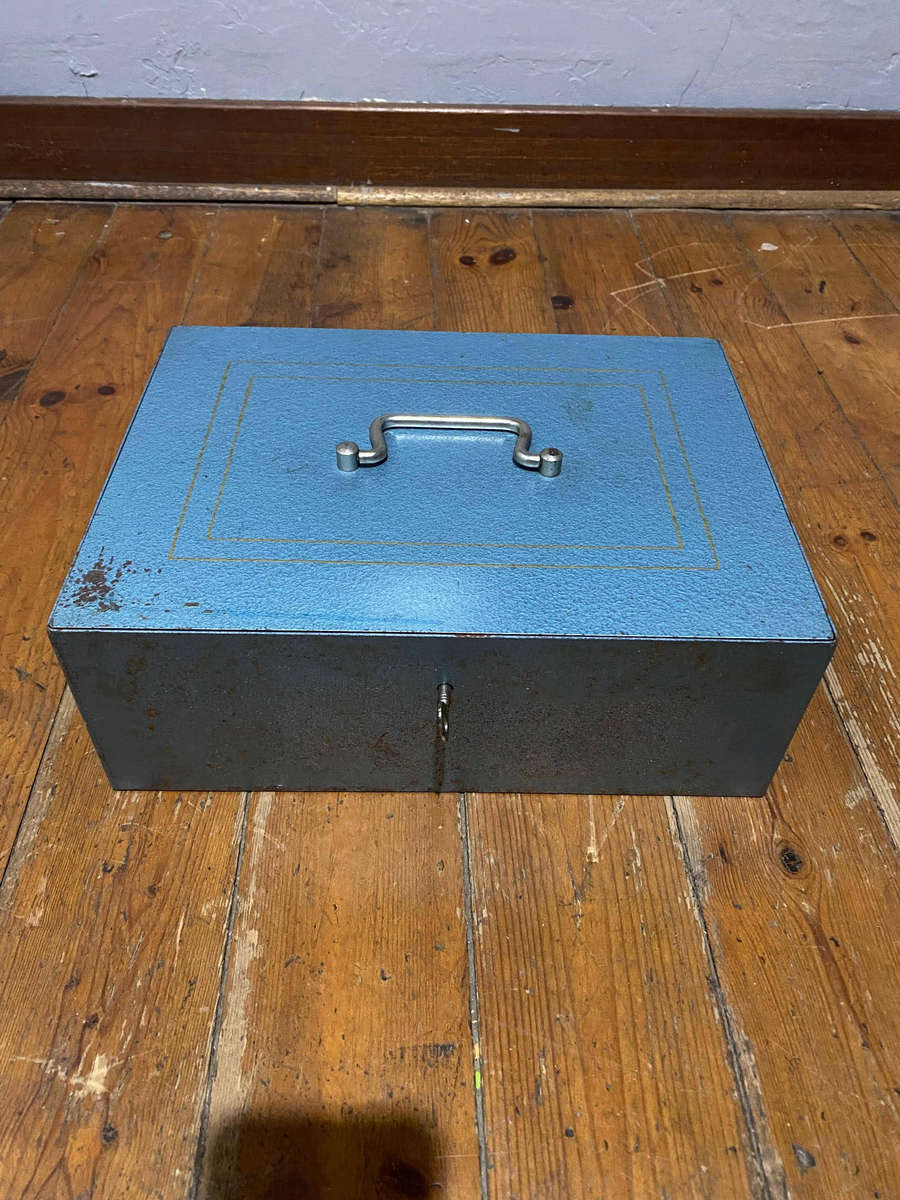 Vintage Metal Cash Box/Safe