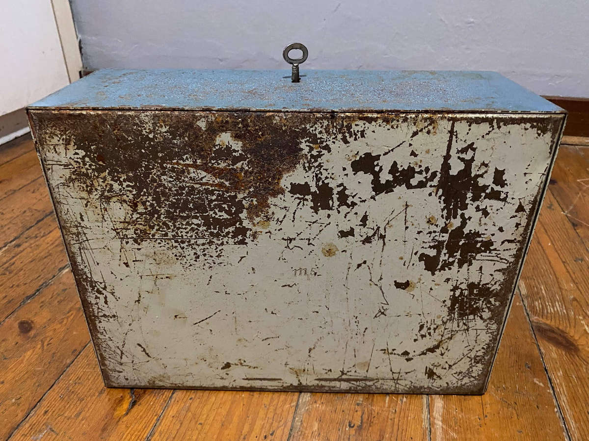 Vintage Metal Cash Box/Safe