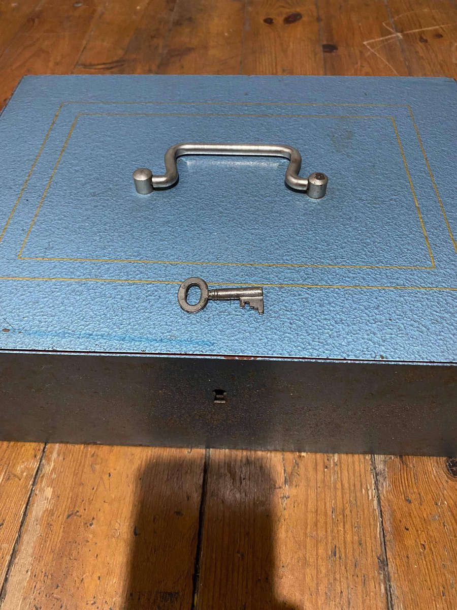 Vintage Metal Cash Box/Safe