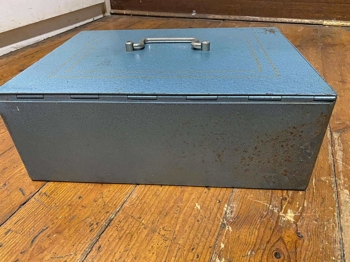 Vintage Metal Cash Box/Safe