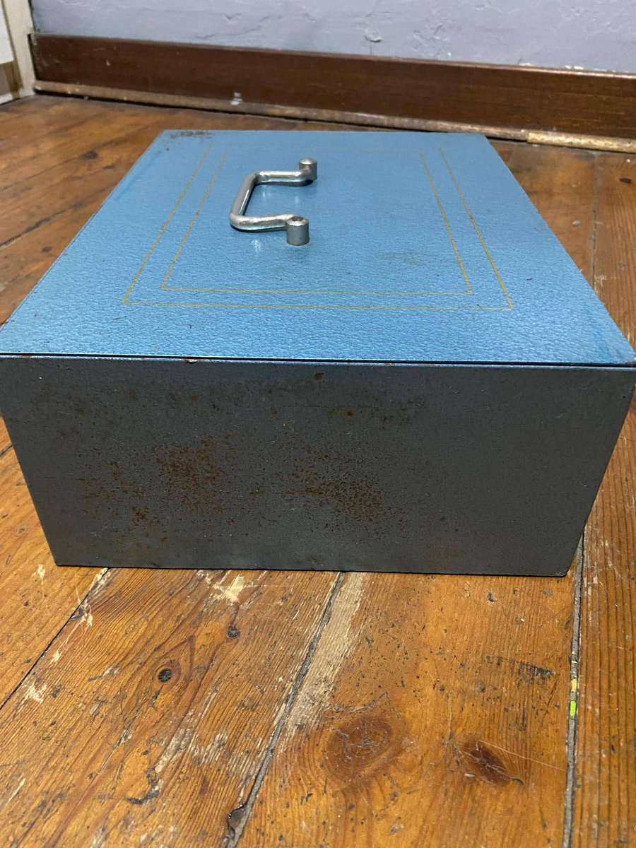 Vintage Metal Cash Box/Safe