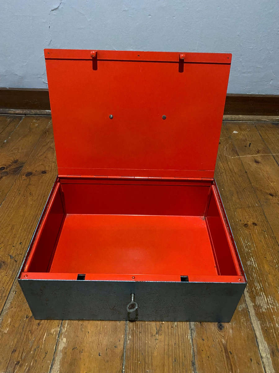 Vintage Metal Cash Box/Safe