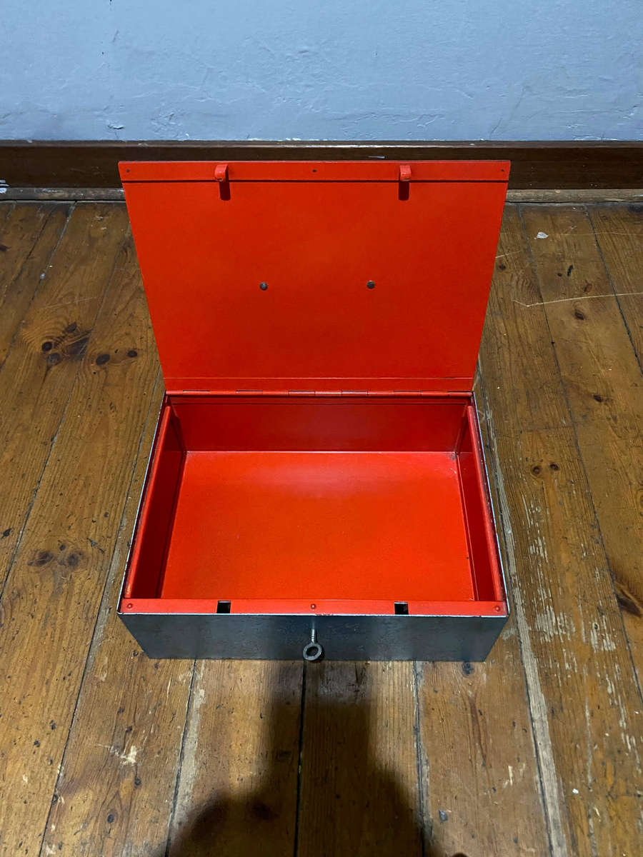 Vintage Metal Cash Box/Safe