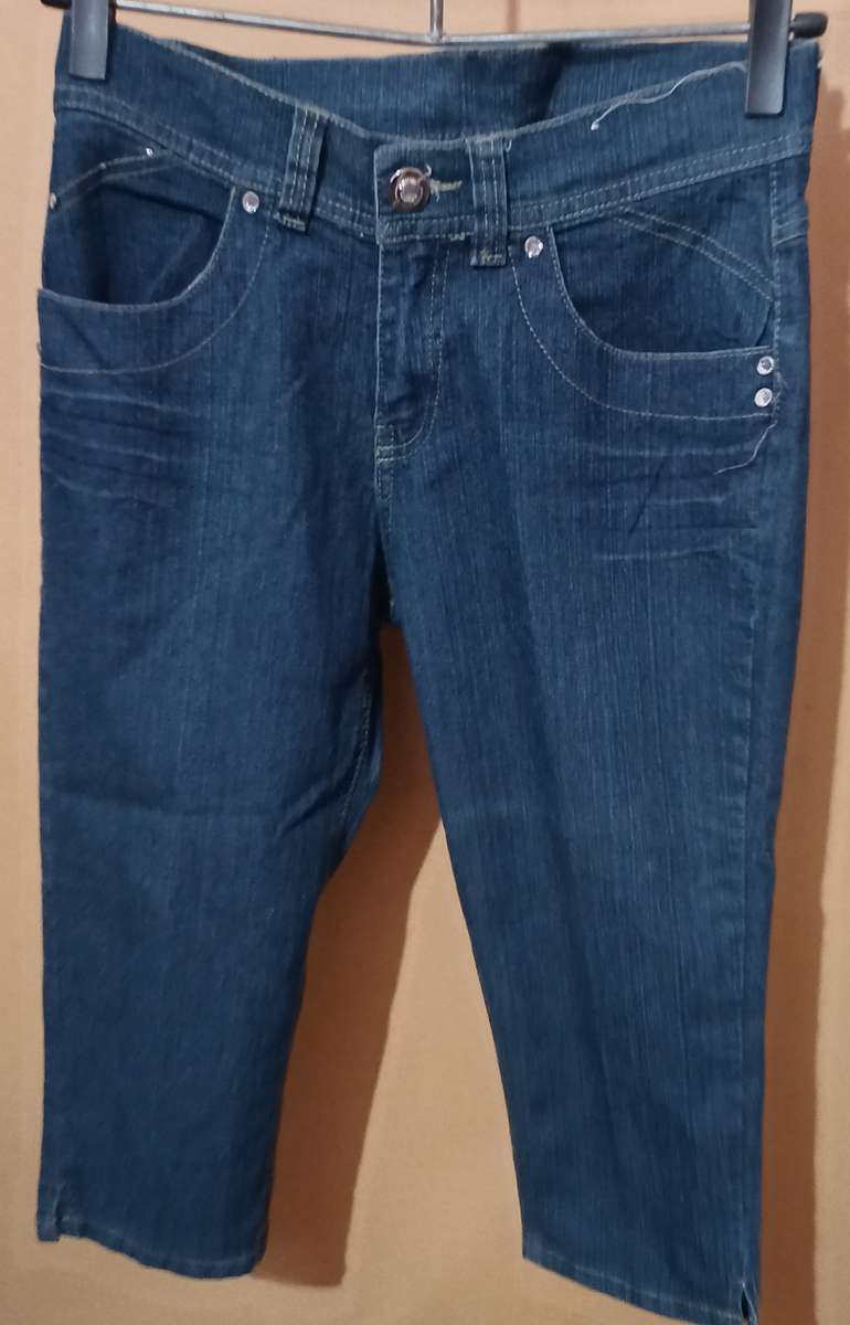 Ladies - 3/4 Blue Jeans - Make - Image - Size - 32