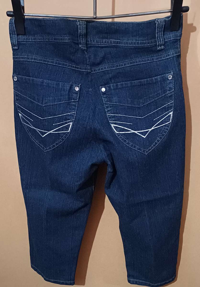 Ladies - 3/4 Blue Jeans - Make - Image - Size - 32