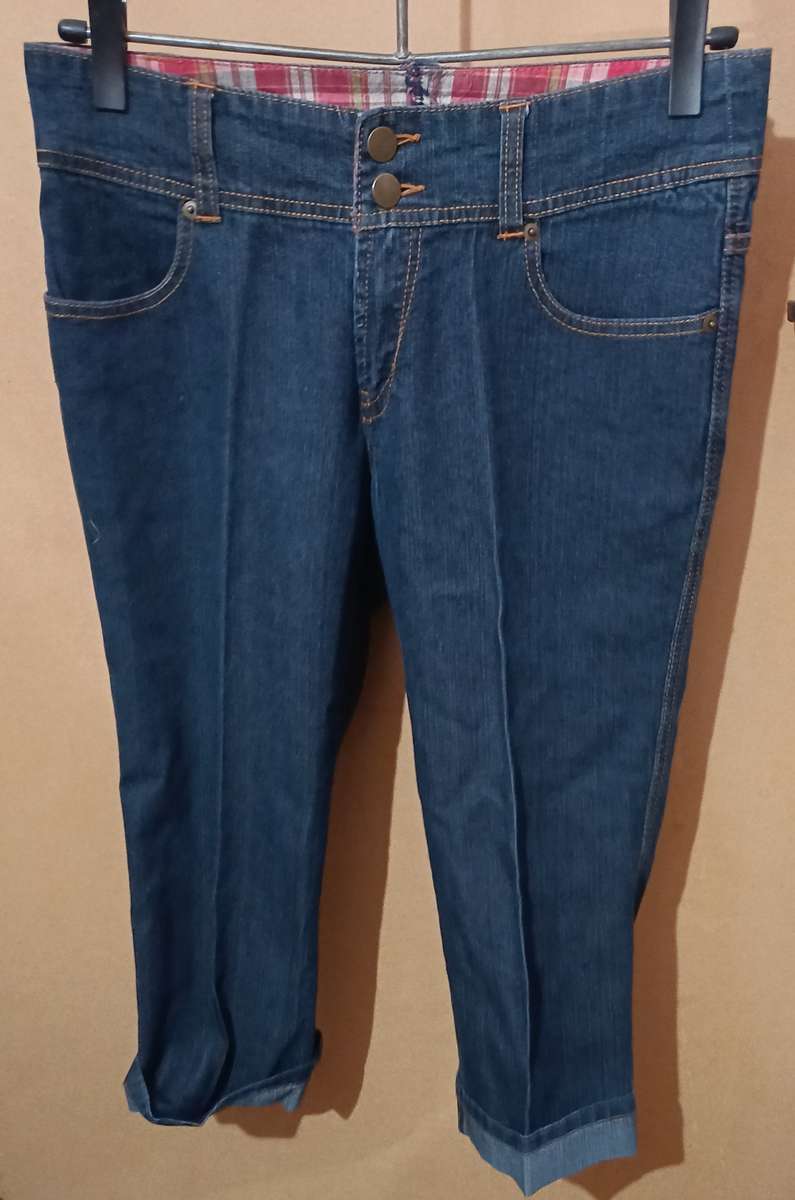 Ladies - 3/4 Blue Jeans - Make - no make - Size - 10
