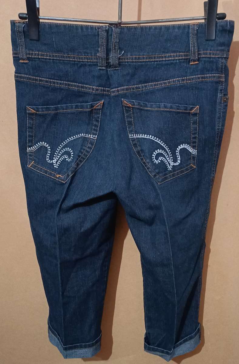 Ladies - 3/4 Blue Jeans - Make - no make - Size - 10
