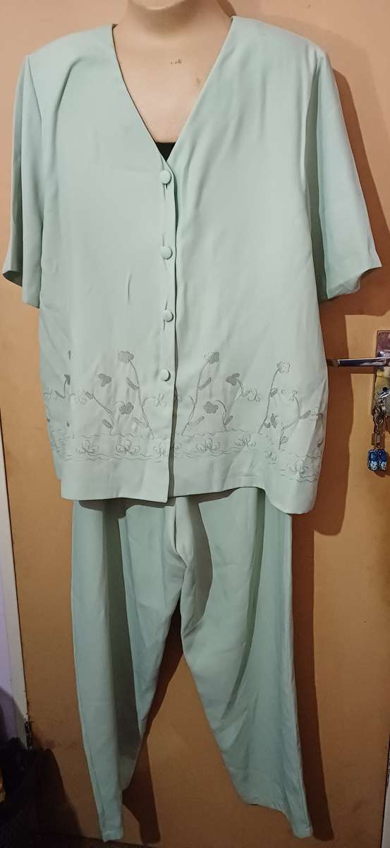 Ladies - 2 Pce Green Outfit - Make - Gee Wiz - Size - 42/197cm