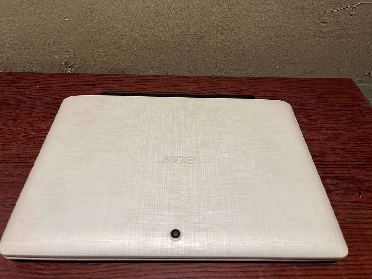 Acer Aspire Switch 10 E  2-in-1 Windows Tablet/Laptop  Touchscreen