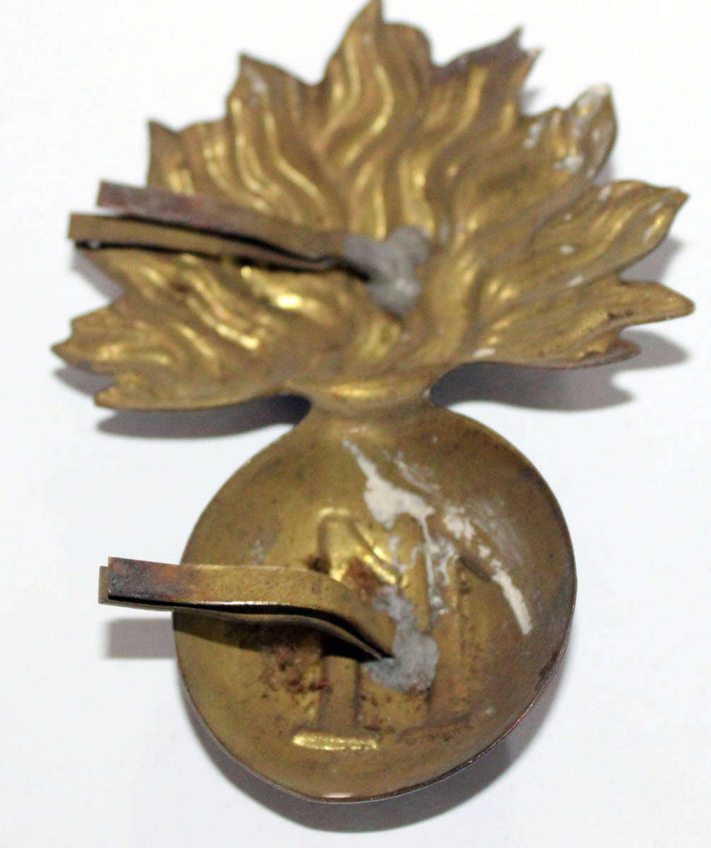 WW2 Italian 11th Grenadiers cap badge