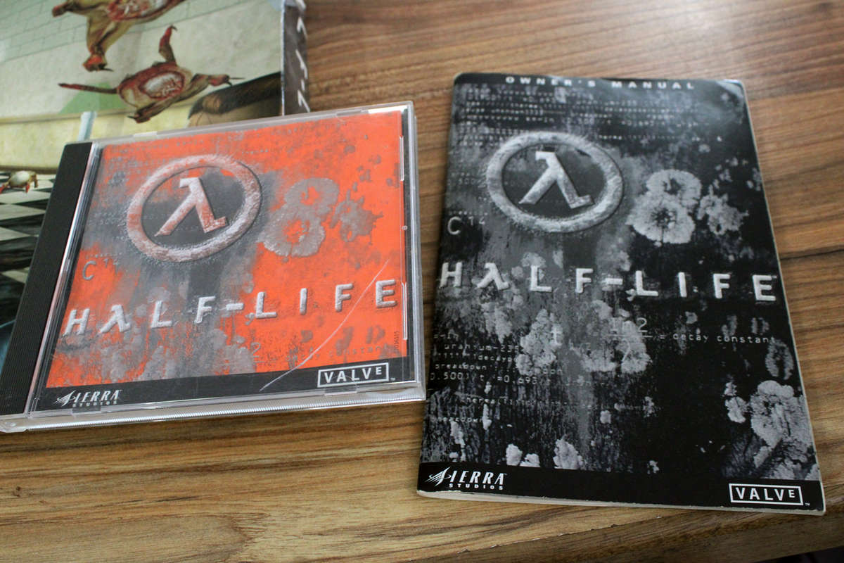Vintage Big box PC game: Half Life (CD)